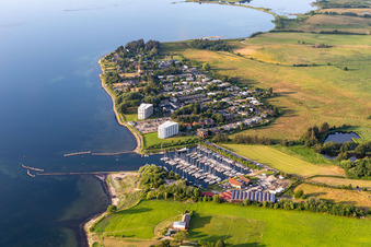 Vue aérienne de Port de plaisance du CLUB NAUTIC eV avec postes d'amarrage et postes d'amarrage pour bateaux de plaisance au bord du fjord avec restaurant "Leuchtturm" dans le quartier de Schausende à Glücksburg dans le département Schleswig-Holstein, Allemagne