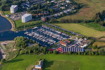 Vue aérienne de Port de plaisance du CLUB NAUTIC eV avec postes d'amarrage et postes d'amarrage pour bateaux de plaisance au bord du fjord avec restaurant "Leuchtturm" dans le quartier de Schausende à le quartier Bockholm in Glücksburg dans le département Schleswig-Holstein, Allemagne
