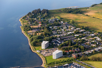 Vue aérienne de Complexe immobilier d'un immeuble d'appartements utilisé comme complexe d'appartements de vacances dans le quartier de Schausende à le quartier Bockholm in Glücksburg dans le département Schleswig-Holstein, Allemagne