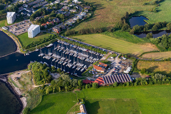 Vue aérienne de Port de plaisance du CLUB NAUTIC eV avec postes d'amarrage et postes d'amarrage pour bateaux de plaisance au bord du fjord avec restaurant "Leuchtturm" dans le quartier de Schausende à le quartier Bockholm in Glücksburg dans le département Schleswig-Holstein, Allemagne