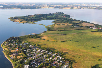 Vue aérienne de Jetée de baignade Schausende près du phare à le quartier Bockholm in Glücksburg dans le département Schleswig-Holstein, Allemagne