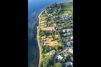 Vue aérienne de Phare de Holnis dans la zone côtière du fjord à le quartier Bockholm in Glücksburg dans le département Schleswig-Holstein, Allemagne