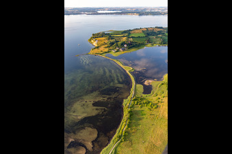 Vue aérienne de Surface de l'eau au bord de la mer avec le pont Noor sur le fjord de Flensburg en Holnis à le quartier Holnis in Glücksburg dans le département Schleswig-Holstein, Allemagne