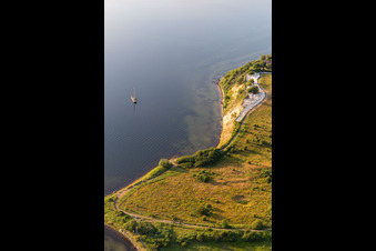 Photographie aérienne de Surface de l'eau au bord de la mer avec le pont Noor sur le fjord de Flensburg en Holnis à le quartier Holnis in Glücksburg dans le département Schleswig-Holstein, Allemagne