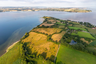 Surface de l'eau au bord de la mer avec le pont Noor sur le fjord de Flensburg en Holnis à le quartier Holnis in Glücksburg dans le département Schleswig-Holstein, Allemagne d'en haut