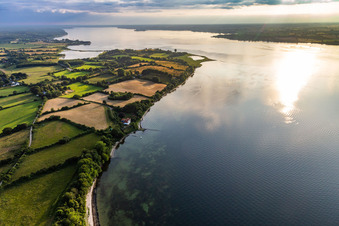 Vue aérienne de Tombe du marin" et Holnis pointe à l'extrémité nord de la péninsule Holnis sur le fjord de Flensburg (mer Baltique) à le quartier Holnis in Glücksburg dans le département Schleswig-Holstein, Allemagne