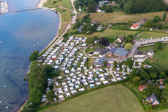 Vue aérienne de Camping Bockholmwik, restaurant Bock 19, port de plaisance de Bockholmwik à le quartier Rüde in Munkbrarup dans le département Schleswig-Holstein, Allemagne