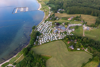 Vue aérienne de Camping Bockholmwik, restaurant Bock 19, port de plaisance de Bockholmwik à le quartier Rüde in Munkbrarup dans le département Schleswig-Holstein, Allemagne