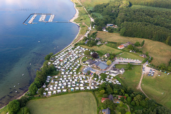Vue aérienne de Camping de Bockholmwik et amarrage de bateaux de sport et de voiliers et postes d'amarrage dans le port " Marina de Bockholmwik à le quartier Rüde in Munkbrarup dans le département Schleswig-Holstein, Allemagne