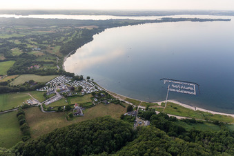 Vue oblique de Camping Bockholmwik, restaurant Bock 19, port de plaisance de Bockholmwik à le quartier Rüde in Munkbrarup dans le département Schleswig-Holstein, Allemagne
