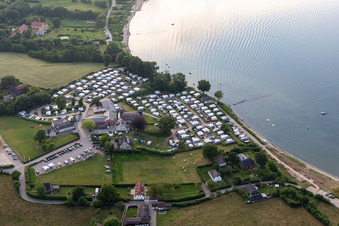 Vue aérienne de Camping Bockholmwik, Restaurant Bock 19 à le quartier Rüde in Munkbrarup dans le département Schleswig-Holstein, Allemagne