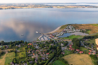 Vue aérienne de Port avec ferry pour Sonderburg, camping Langballigau à Westerholz dans le département Schleswig-Holstein, Allemagne