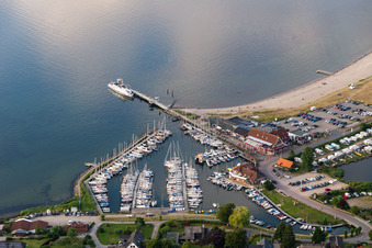 Vue aérienne de Port de plaisance avec amarrages pour bateaux sur la rive de Langballigau à le quartier Langballigholz in Langballig dans le département Schleswig-Holstein, Allemagne