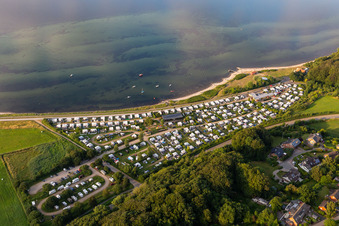 Vue aérienne de Camping avec caravanes et tentes sur la plage de la mer Baltique à Langballigholz à Westerholz dans le département Schleswig-Holstein, Allemagne