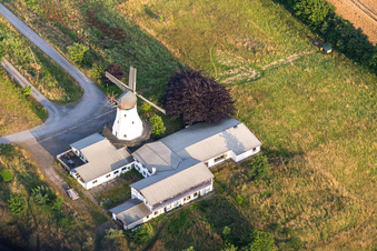 Vue aérienne de Moulin à vent à Westerholz dans le département Schleswig-Holstein, Allemagne