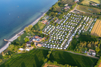 Vue aérienne de Camping Nordstern avec caravanes et tentes au bord de la mer Baltique dans la station balnéaire Norgaardholz à Norgaardholz à le quartier Norgaardholz in Steinberg dans le département Schleswig-Holstein, Allemagne