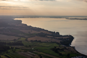Vue aérienne de Fjord extérieur de Flensburg à le quartier Nieby in Steinbergkirche dans le département Schleswig-Holstein, Allemagne