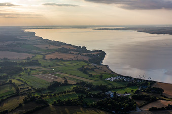 Vue aérienne de Fjord extérieur de Flensburg à le quartier Nieby in Steinbergkirche dans le département Schleswig-Holstein, Allemagne