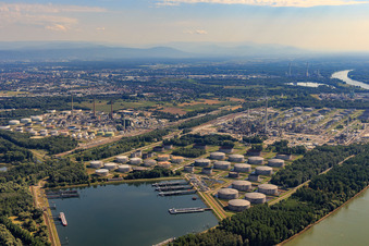 Vue aérienne de Port pétrolier sur le Rhin pour MIRO Mineralölraffinerie Oberrhein à le quartier Knielingen in Karlsruhe dans le département Bade-Wurtemberg, Allemagne