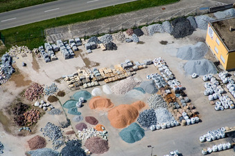 Vue oblique de Entreprise de gravier de jardin, Badische Terrazzo Handelsgesellschaft mbH Huttenheimer Landstraße 2-6 à le quartier Neudorf in Graben-Neudorf dans le département Bade-Wurtemberg, Allemagne