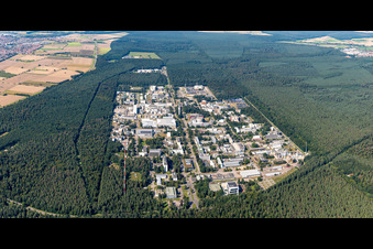 Vue oblique de Bâtiment de recherche et complexe de bureaux du KIT Campus Nord (anciennement Centre de recherche nucléaire de Karlsruhe) à le quartier Leopoldshafen in Eggenstein-Leopoldshafen dans le département Bade-Wurtemberg, Allemagne