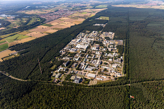 Bâtiment de recherche et complexe de bureaux du KIT Campus Nord (anciennement Centre de recherche nucléaire de Karlsruhe) à le quartier Leopoldshafen in Eggenstein-Leopoldshafen dans le département Bade-Wurtemberg, Allemagne d'en haut