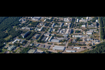 Vue aérienne de Campus University KIT - Campus Nord (ancien Centre de recherche nucléaire de Karlsruhe) en arrière-plan de Leopoldshafen à le quartier Leopoldshafen in Eggenstein-Leopoldshafen dans le département Bade-Wurtemberg, Allemagne