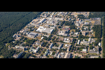 Vue aérienne de Campus University KIT - Campus Nord (ancien Centre de recherche nucléaire de Karlsruhe) en arrière-plan de Leopoldshafen à le quartier Leopoldshafen in Eggenstein-Leopoldshafen dans le département Bade-Wurtemberg, Allemagne