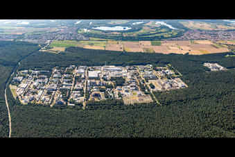 Bâtiment de recherche et complexe de bureaux du KIT Campus Nord (anciennement Centre de recherche nucléaire de Karlsruhe) à le quartier Leopoldshafen in Eggenstein-Leopoldshafen dans le département Bade-Wurtemberg, Allemagne hors des airs