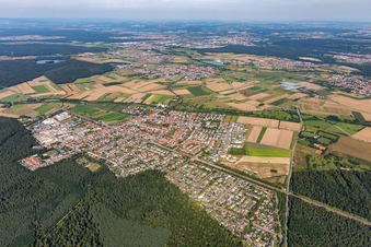 Vue aérienne de Vue des rues et des maisons dans les quartiers résidentiels à le quartier Friedrichstal in Stutensee dans le département Bade-Wurtemberg, Allemagne