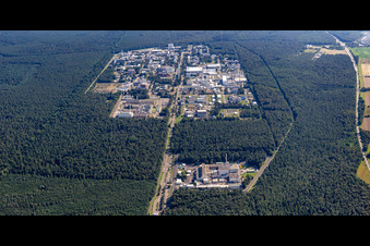 Bâtiment de recherche et complexe de bureaux du KIT Campus Nord (anciennement Centre de recherche nucléaire de Karlsruhe) à le quartier Leopoldshafen in Eggenstein-Leopoldshafen dans le département Bade-Wurtemberg, Allemagne vue d'en haut