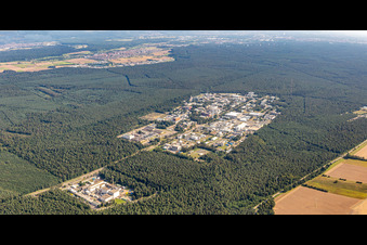 Bâtiment de recherche et complexe de bureaux du KIT Campus Nord (anciennement Centre de recherche nucléaire de Karlsruhe) à le quartier Leopoldshafen in Eggenstein-Leopoldshafen dans le département Bade-Wurtemberg, Allemagne depuis l'avion