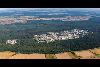 Vue d'oiseau de Bâtiment de recherche et complexe de bureaux du KIT Campus Nord (anciennement Centre de recherche nucléaire de Karlsruhe) à le quartier Leopoldshafen in Eggenstein-Leopoldshafen dans le département Bade-Wurtemberg, Allemagne
