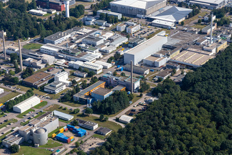 Vue aérienne de Bâtiment de recherche et complexe de bureaux du Campus Nord de l'Institut de technologie de Karlsruhe sur la Hochstetter Straße à le quartier Leopoldshafen in Eggenstein-Leopoldshafen dans le département Bade-Wurtemberg, Allemagne