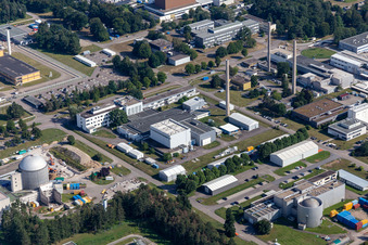 Vue aérienne de Bâtiment de recherche et complexe de bureaux du Campus Nord de l'Institut de technologie de Karlsruhe sur Linkenheimer Straße à le quartier Leopoldshafen in Eggenstein-Leopoldshafen dans le département Bade-Wurtemberg, Allemagne