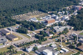 Vue aérienne de Bâtiment de recherche et complexe de bureaux du Campus Nord de l'Institut de technologie de Karlsruhe sur Untergrombacher Straße à le quartier Leopoldshafen in Eggenstein-Leopoldshafen dans le département Bade-Wurtemberg, Allemagne