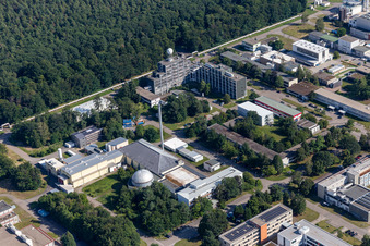 Vue aérienne de Bâtiment de recherche et complexe de bureaux du Campus Nord de l'Institut de technologie de Karlsruhe avec l'Institut de météorologie et de recherche climatique sur la Weingartener Straße à le quartier Leopoldshafen in Eggenstein-Leopoldshafen dans le département Bade-Wurtemberg, Allemagne