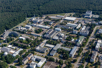 Vue aérienne de Bâtiment de recherche et complexe de bureaux du KIT Campus Nord avec IKET, ITEP, Institut de météorologie et de recherche climatique, Institut wbk d'ingénierie de production, Institut de physique des astroparticules (IAP) sur Karlsruher Allee à le quartier Leopoldshafen in Eggenstein-Leopoldshafen dans le département Bade-Wurtemberg, Allemagne