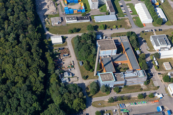 Vue aérienne de Bâtiment de recherche et complexe de bureaux du Campus Nord de l'Institut de technologie de Karlsruhe avec l'Institut de gestion des déchets nucléaires (INE) à le quartier Leopoldshafen in Eggenstein-Leopoldshafen dans le département Bade-Wurtemberg, Allemagne
