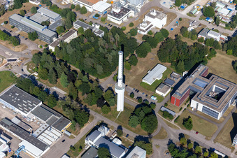 Vue aérienne de Bâtiment de recherche et complexe de bureaux du Campus Nord de l'Institut de technologie de Karlsruhe avec l'Institut de nanotechnologie et l'IAM-WBM sur Leopoldshafener Allee à le quartier Leopoldshafen in Eggenstein-Leopoldshafen dans le département Bade-Wurtemberg, Allemagne