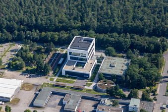 Vue aérienne de Bâtiment de recherche et complexe de bureaux « KIT Campus Nord » avec ZEISS Innovation Hub @KIT et succursale BBBank eG Eggenstein-Leopoldshafen à le quartier Leopoldshafen in Eggenstein-Leopoldshafen dans le département Bade-Wurtemberg, Allemagne