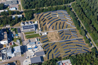 Vue aérienne de Centrale solaire et systèmes photovoltaïques sur Untergrombacher Straße du KIT Campus Nord à le quartier Leopoldshafen in Eggenstein-Leopoldshafen dans le département Bade-Wurtemberg, Allemagne