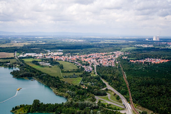 Vue aérienne de Zones riveraines du lac de la carrière à le quartier Huttenheim in Philippsburg dans le département Bade-Wurtemberg, Allemagne