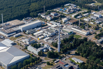 Vue aérienne de Bâtiment de recherche et complexe de bureaux du Campus Nord de l'Institut de technologie de Karlsruhe avec l'Institut de nanotechnologie et EWN GmbH à le quartier Leopoldshafen in Eggenstein-Leopoldshafen dans le département Bade-Wurtemberg, Allemagne