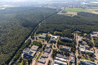 Vue oblique de Campus University KIT - Campus Nord (ancien Centre de recherche nucléaire de Karlsruhe) en arrière-plan de Leopoldshafen à le quartier Leopoldshafen in Eggenstein-Leopoldshafen dans le département Bade-Wurtemberg, Allemagne