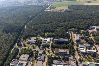 Vue aérienne de KIT Campus Nord, Büchenauer Straße, ZEISS Innovation Hub @KIT, agence BBBanke, centre de formation pour la technologie et l'environnement, cantine, administration à le quartier Leopoldshafen in Eggenstein-Leopoldshafen dans le département Bade-Wurtemberg, Allemagne