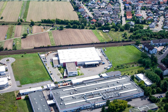 Vue aérienne de Zone industrielle de la Siemensstrasse avec Hartmann & König Stromzuführungs AG et HeKa Fenster et à le quartier Neudorf in Graben-Neudorf dans le département Bade-Wurtemberg, Allemagne