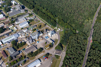 Vue aérienne de Bâtiment de recherche et complexe de bureaux du KIT Campus Nord avec l'Institut wkb pour l'ingénierie de production, ITEP sur Blankenlocher Straße à le quartier Leopoldshafen in Eggenstein-Leopoldshafen dans le département Bade-Wurtemberg, Allemagne