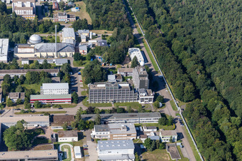 Vue aérienne de Bâtiment de recherche et complexe de bureaux du Campus Nord de l'Institut de technologie de Karlsruhe avec l'Institut de météorologie et de recherche climatique à le quartier Leopoldshafen in Eggenstein-Leopoldshafen dans le département Bade-Wurtemberg, Allemagne