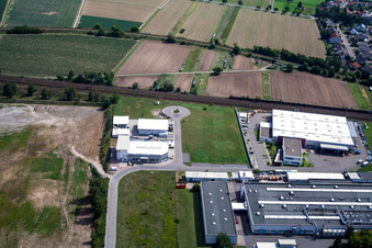 Photographie aérienne de Zone industrielle de la Siemensstrasse avec Hartmann & König Stromzuführungs AG et HeKa Fenster et à le quartier Neudorf in Graben-Neudorf dans le département Bade-Wurtemberg, Allemagne